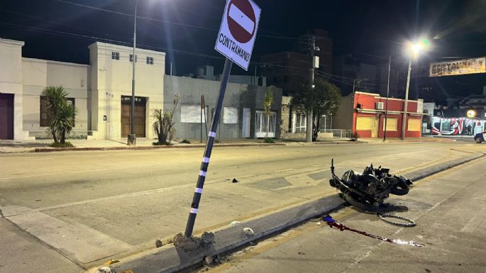 Murió un motociclista al chocar contra un cartel