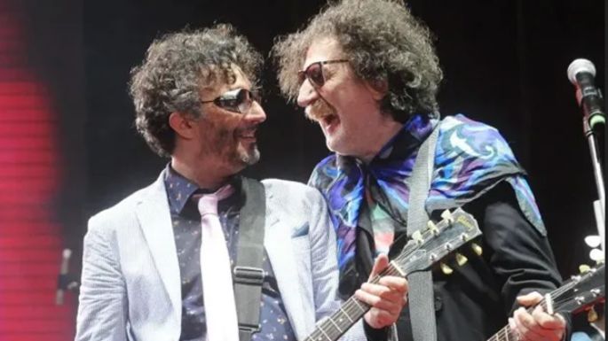 Con homenajes a Charly y a Fito