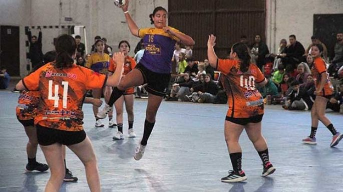 CIEF prevaleció en el clásico femenino