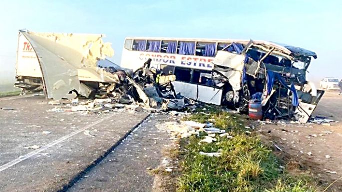 Cuatro muertos y 16 heridos tras chocar un camión y un colectivo