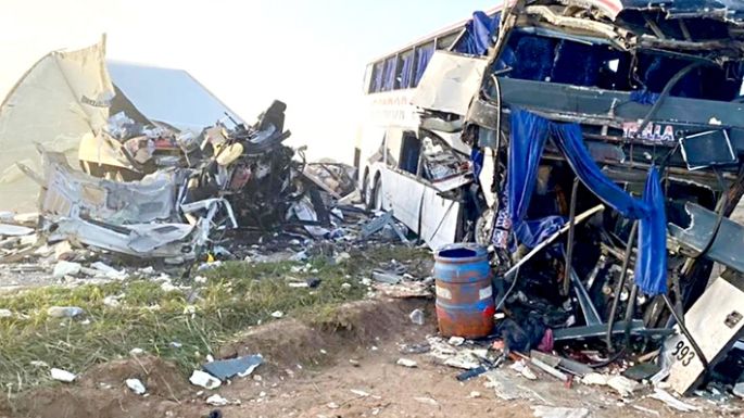 Cuatro muertos y 16 heridos tras chocar un camión y un colectivo