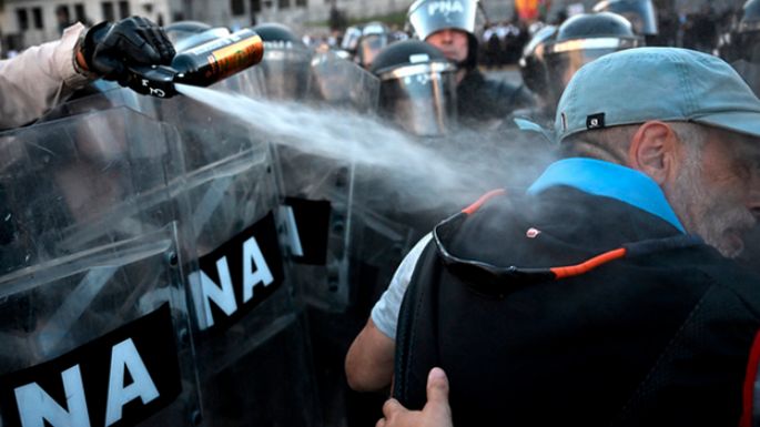 Jubilados: otro día de represión