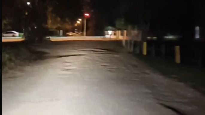 A oscuras: mostró el estado de la calle de tierra por la que se ingresa a El Caminante