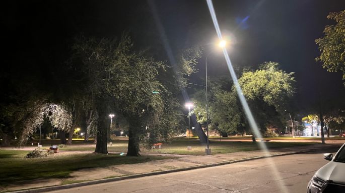 Agradece por la iluminación en calle céntrica que estaba "muy oscura"