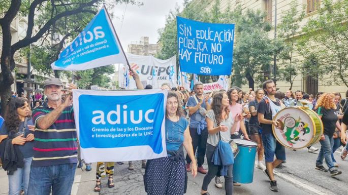 Docentes e investigadores universitarios anunciaron un paro para el próximo martes