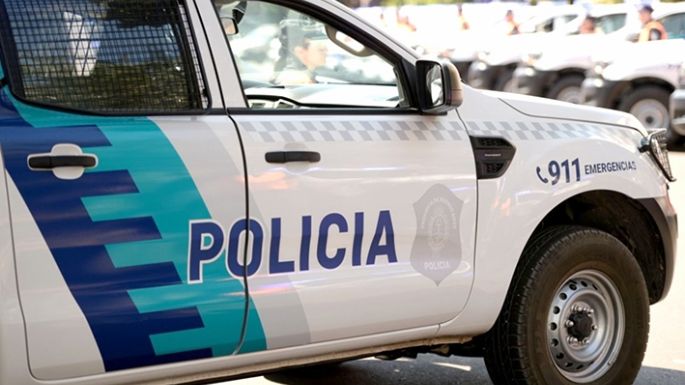 Amenazó a transeúntes y a una inspectora con una “faca”