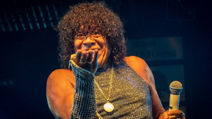 En la noche del feriado, la Mona cantó... sentado