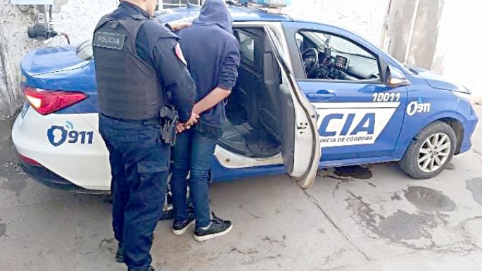 Cuatro detenidos y una motocicleta recuperada