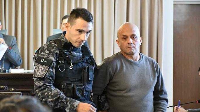 Policías y civiles condenados
