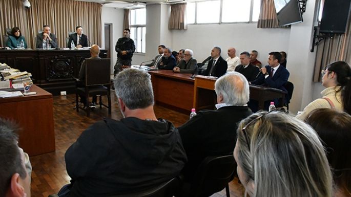 Policías y civiles condenados