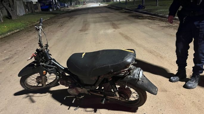 Circulaban en una moto robada y huyeron de la Policía