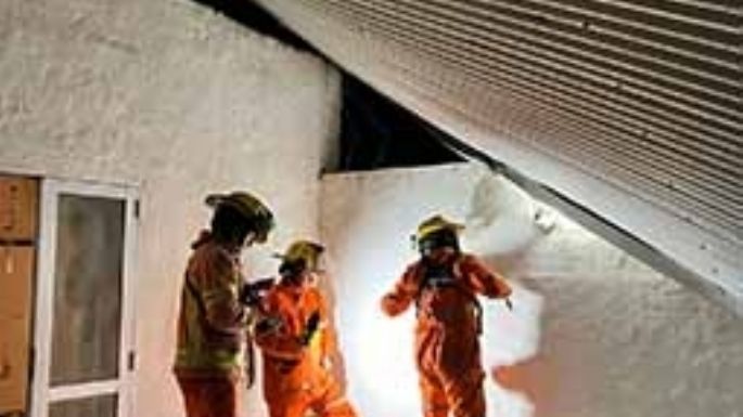 Los fuertes vientos volaron el techo de una vivienda