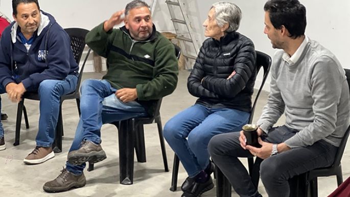 Tagni dialoga con vecinos en diferentes barrios