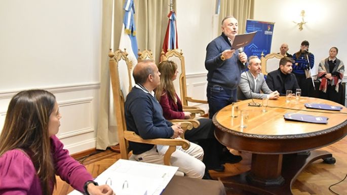 Accastello entregó escrituras y luego viajó por inversiones