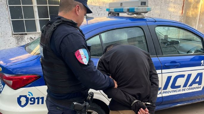 Robó un celular del interior de una camioneta y terminó preso