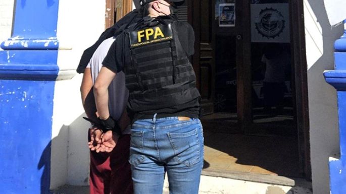Exconvicto arrestado en La Carlota por narcomenudeo
