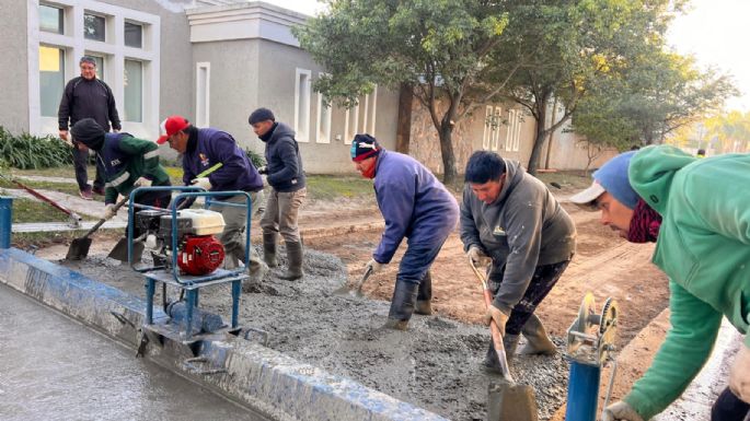 Pavimentan la calle Santa Teresita, en el barrio Costa de Oro