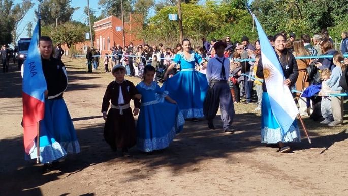 Más de mil personas participaron en el desfile patrio de Ramón J. Cárcano