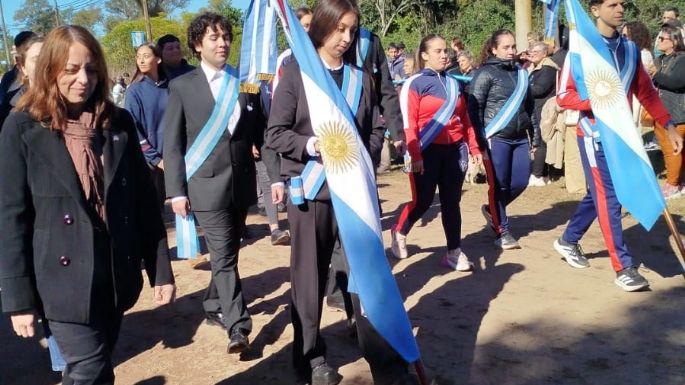 Más de mil personas participaron en el desfile patrio de Ramón J. Cárcano