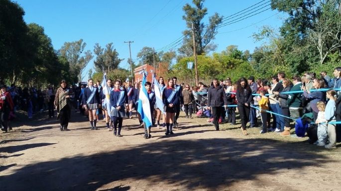 Más de mil personas participaron en el desfile patrio de Ramón J. Cárcano