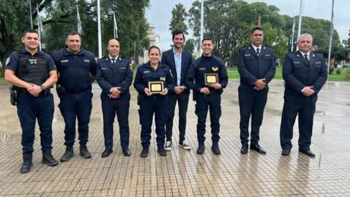 Reconocen labor de dos policías