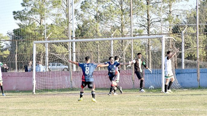 Con el olfalto del goleador