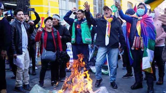 Seguidores de Evo Morales exigen la renuncia de Arce