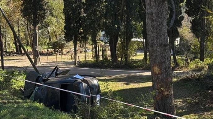 Tragedia al volcar un auto e impactar contra un árbol