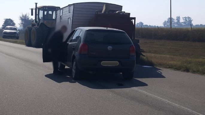 Automóvil impactó con un tanque cisterna que llevaba un tractor