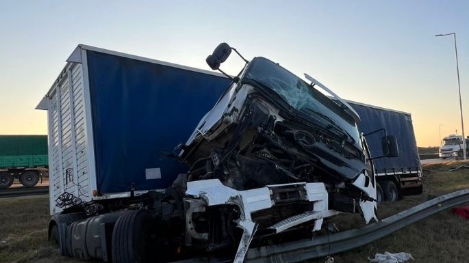 Volcó un camión en la autopista