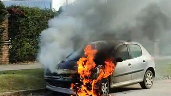 Se incendió un automóvil en plena vía pública