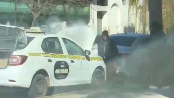 Principio de incendio en un taxi