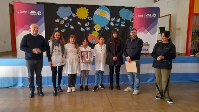 Entregaron banderas a trece escuelas