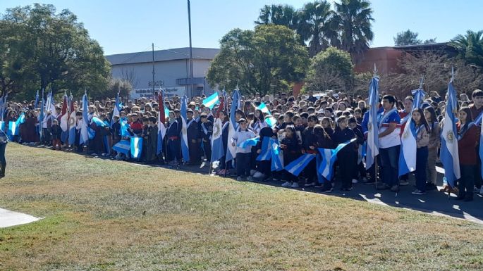 Niños y niñas prometieron lealtad a la Bandera Argentina