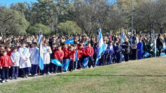 Niños y niñas prometieron lealtad a la Bandera Argentina