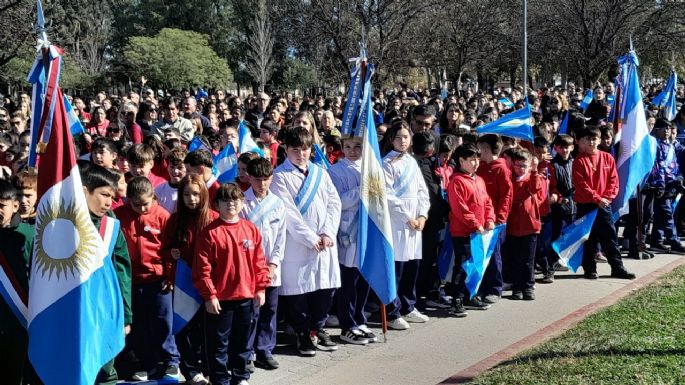 Niños y niñas prometieron lealtad a la Bandera Argentina