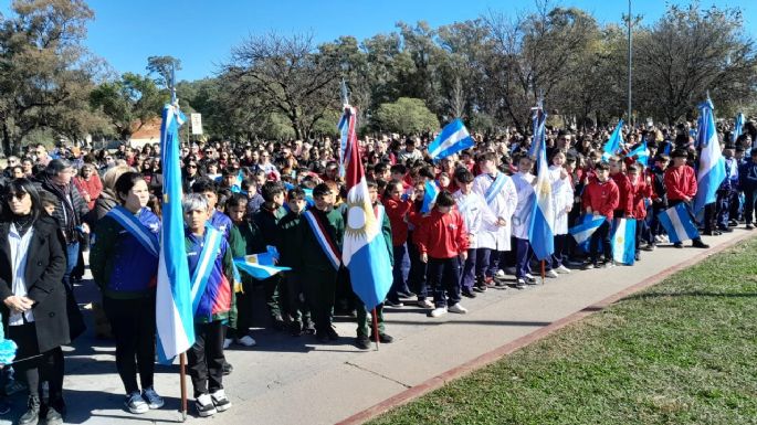 Niños y niñas prometieron lealtad a la Bandera Argentina