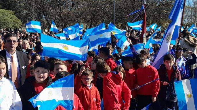 Niños y niñas prometieron lealtad a la Bandera Argentina