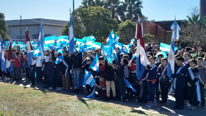 Niños y niñas prometieron lealtad a la Bandera Argentina