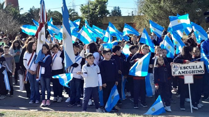Niños y niñas prometieron lealtad a la Bandera Argentina