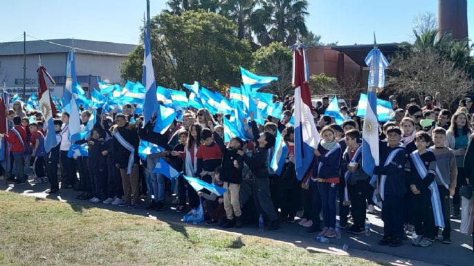 Niños y niñas prometieron lealtad a la Bandera Argentina