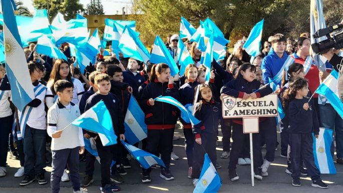 Niños y niñas prometieron lealtad a la Bandera Argentina