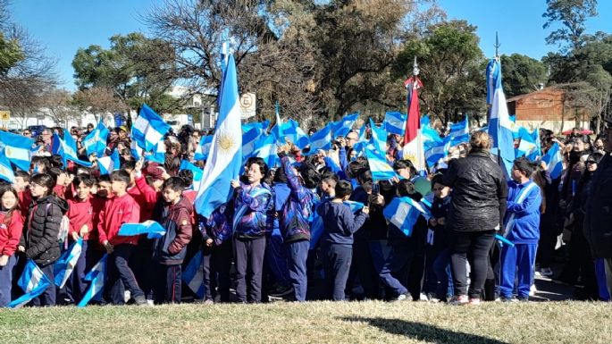 Niños y niñas prometieron lealtad a la Bandera Argentina