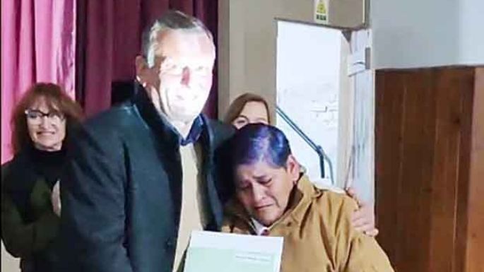 Emotiva entrega de escrituras