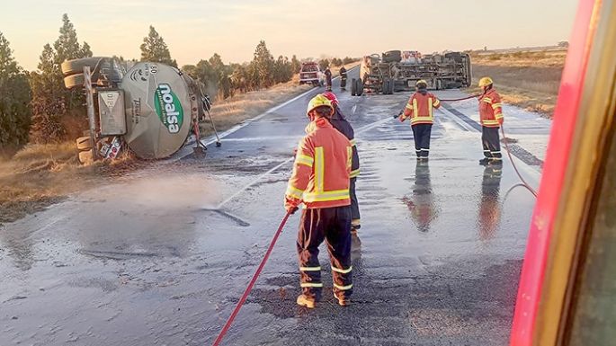 Volcó un camión en la autopista