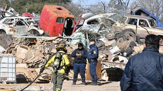 Los bomberos combatieron contra el fuego y las ráfagas de viento