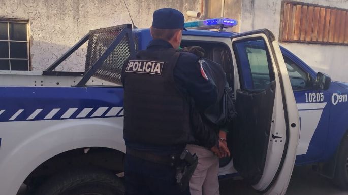 Agredió a policías que debieron retenerle la moto por irregularidades