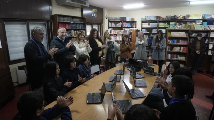 Entregaron 60 netbooks en el Colegio Nacional de Villa María