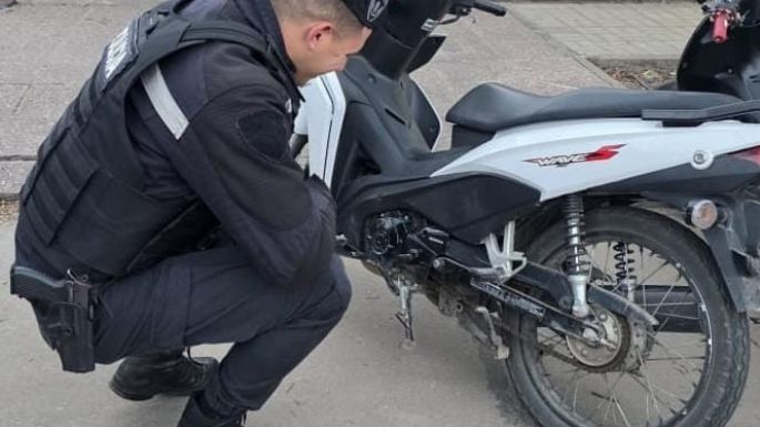 Iba en una moto robada, vio policías e ingresó a una vivienda