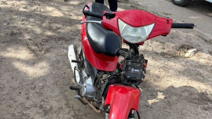 Iba en una moto robada, vio policías e ingresó a una vivienda